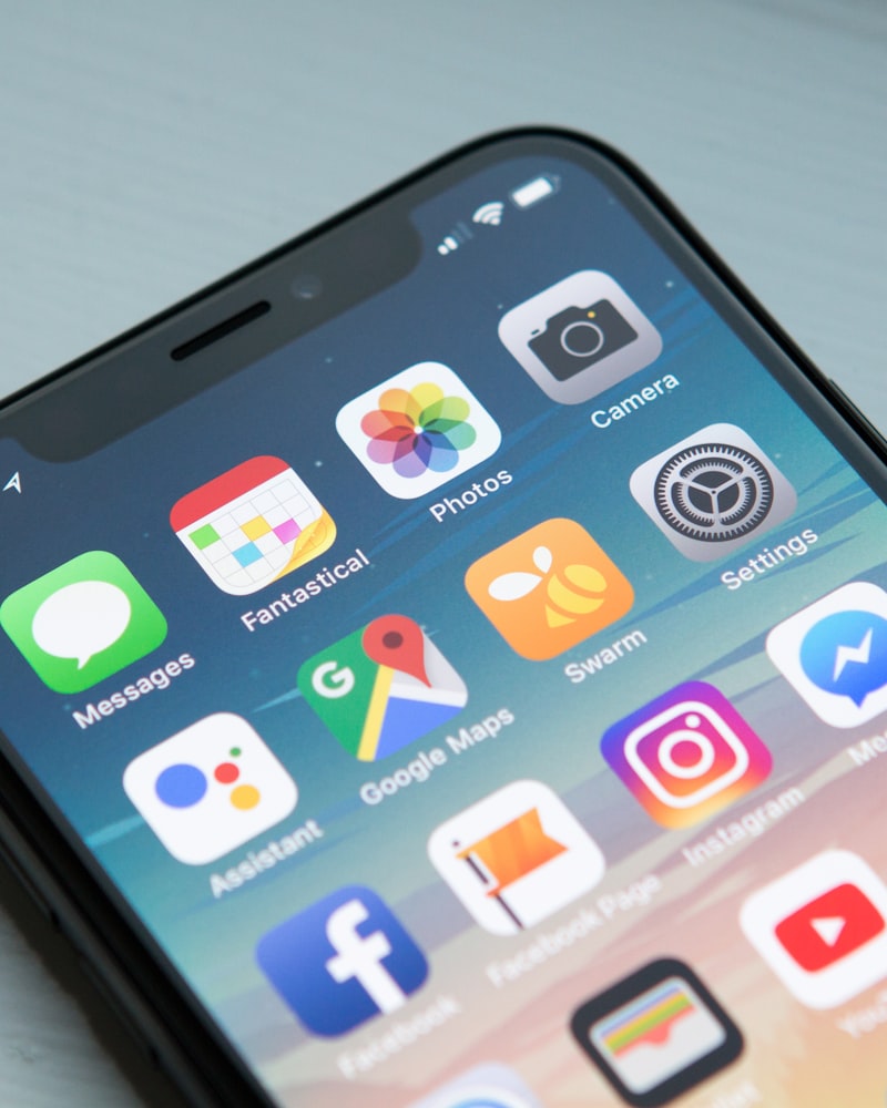 斗球App在iPhone 17 Pro Max灵动岛上的界面预览 - 显示实时足球比赛比分
