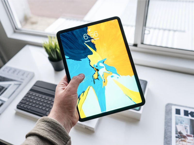 斗球App在iPad Pro上分屏显示的界面 - 左侧为赛事列表，右侧为直播画面